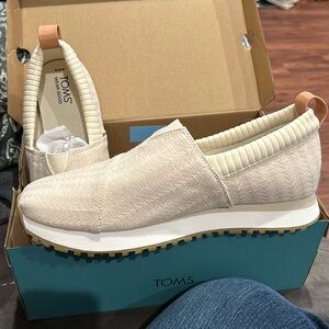 NWT TOMS Resident 2.0 Natural Triangle toe sneakers. Never worn